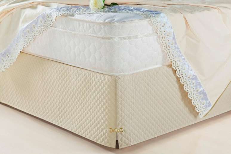 27. Cama box queen com saia matelada