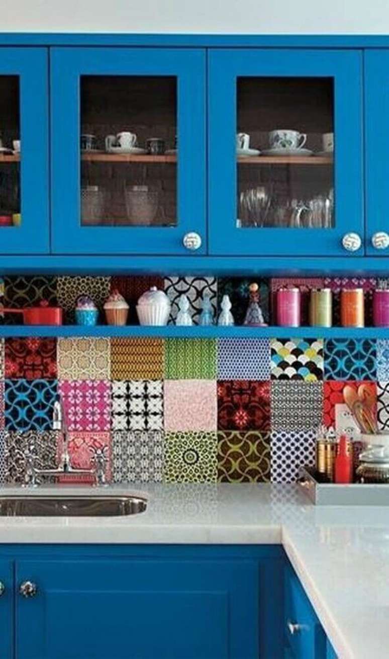 7. Modelo de cozinha com azulejo retrô e armários com portas pintadas de azul – Foto: Popy Home