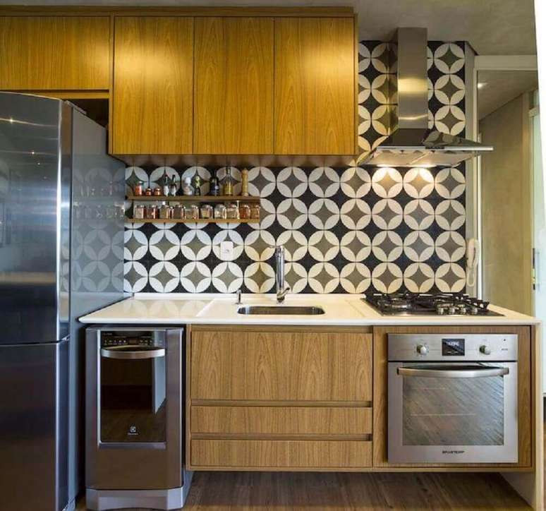 17. Modelo de cozinha com azulejo retrô e armários planejados – Foto: Gabriela Marques Azulejo
