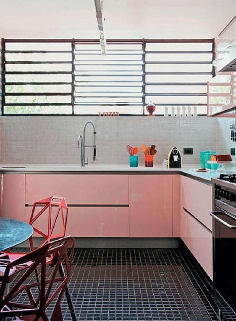 18. Cozinha retrô decorada com armário rosa e piso preto – Foto: Rosenbaum