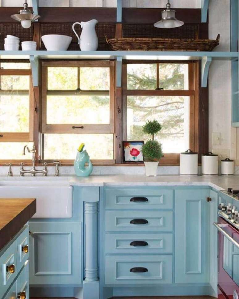 19. Modelo de armário de cozinha retrô com grandes janelas de madeira – Foto: Sala