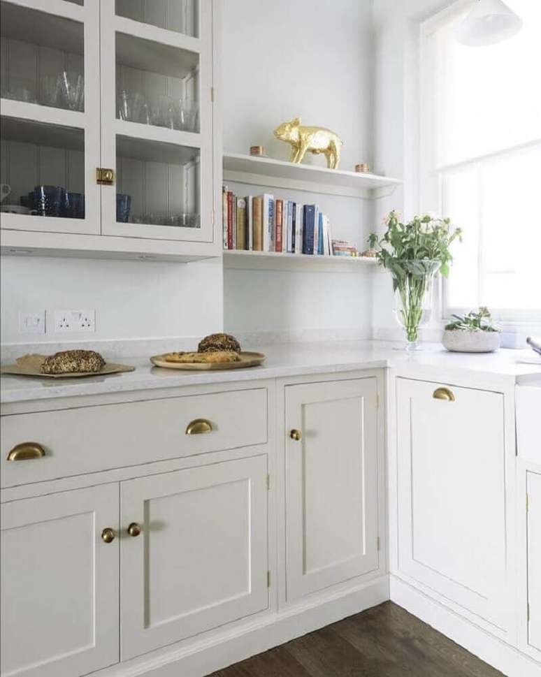 20. Decoração clean com armário de cozinha retrô com detalhes dourados – foto: Devol Kitchens