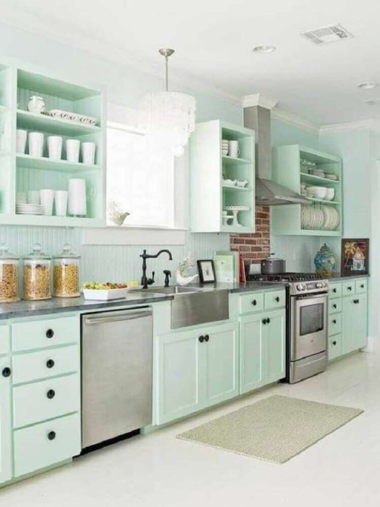 21. Cores claras como os tons pastel são perfeitos para armário de cozinha retrô – Foto: Reverb