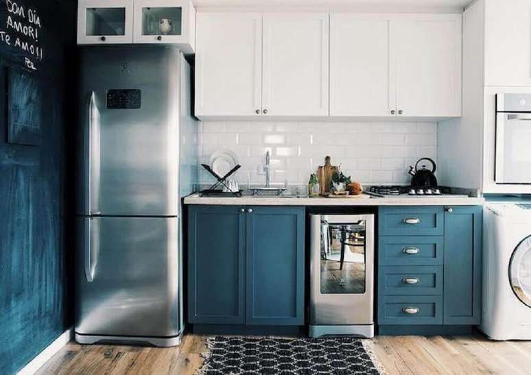 22. Decoração para cozinha retrô com armário branco e azul e parede com tinta lousa – Foto: Apartamento 33