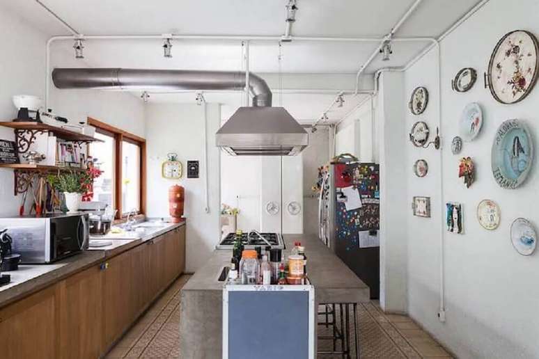 23. Pratos decorativos tamb&eacute;m s&atilde;o perfeitos para compor a decora&ccedil;&atilde;o da cozinha retr&ocirc; &ndash; Foto: Est&uacute;dio Penha