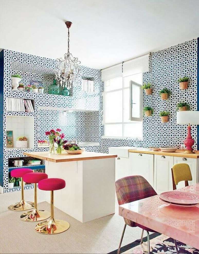 5. Decoração clean para cozinha com azulejo retrô e banquetas douradas com assento pink – Foto: Roomadness