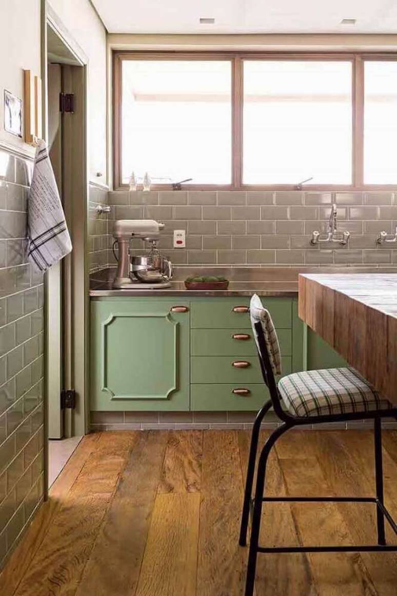 26. Decoração de cozinha retrô com armário verde e piso de madeira – Foto: Gabriel Valdivieso