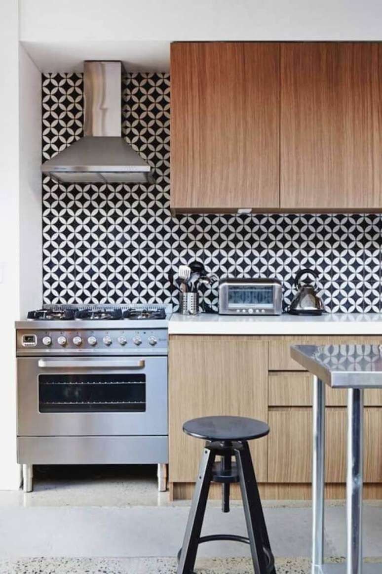 4. Decoração para cozinha com azulejo retrô preto e branco e armários planejados de madeira – Foto: Madelocal Markets