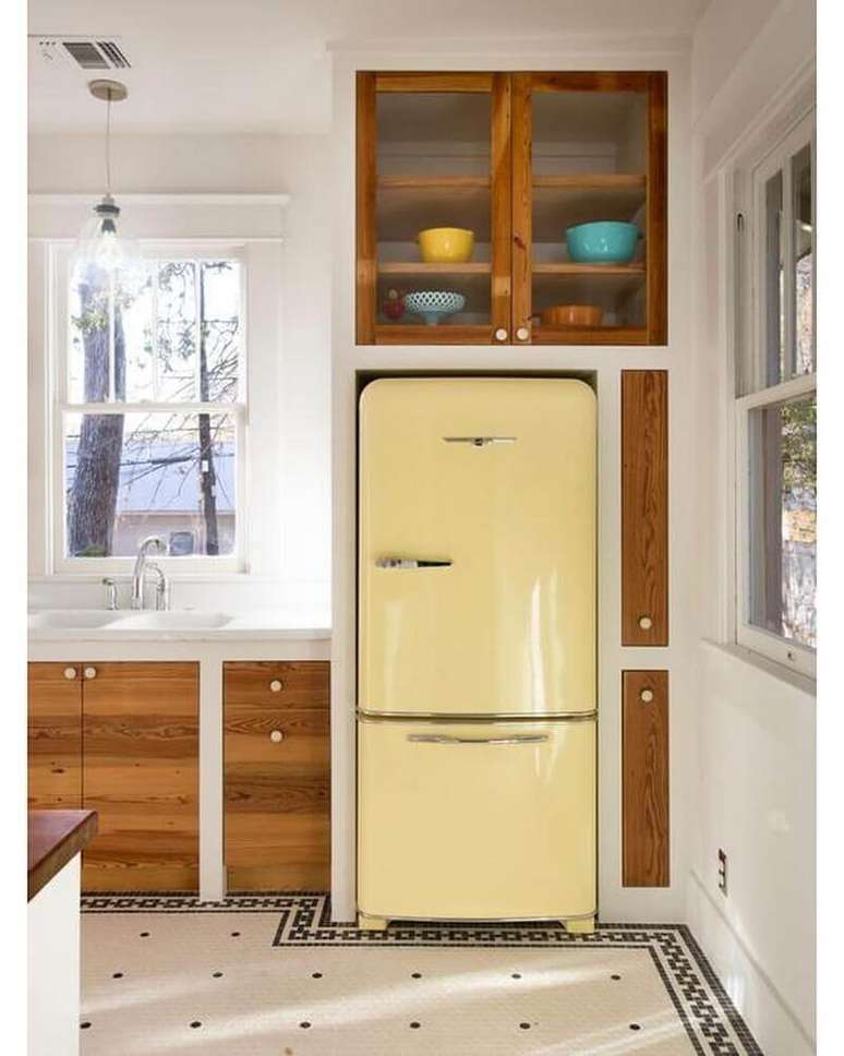 27. Modelo de geladeira para decoração de cozinha retrô planejada – Foto: Picbear
