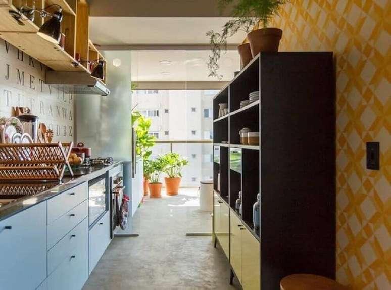 32. Cozinha com azulejo retrô e piso de cimento queimado – Foto: Mauricio Arruda