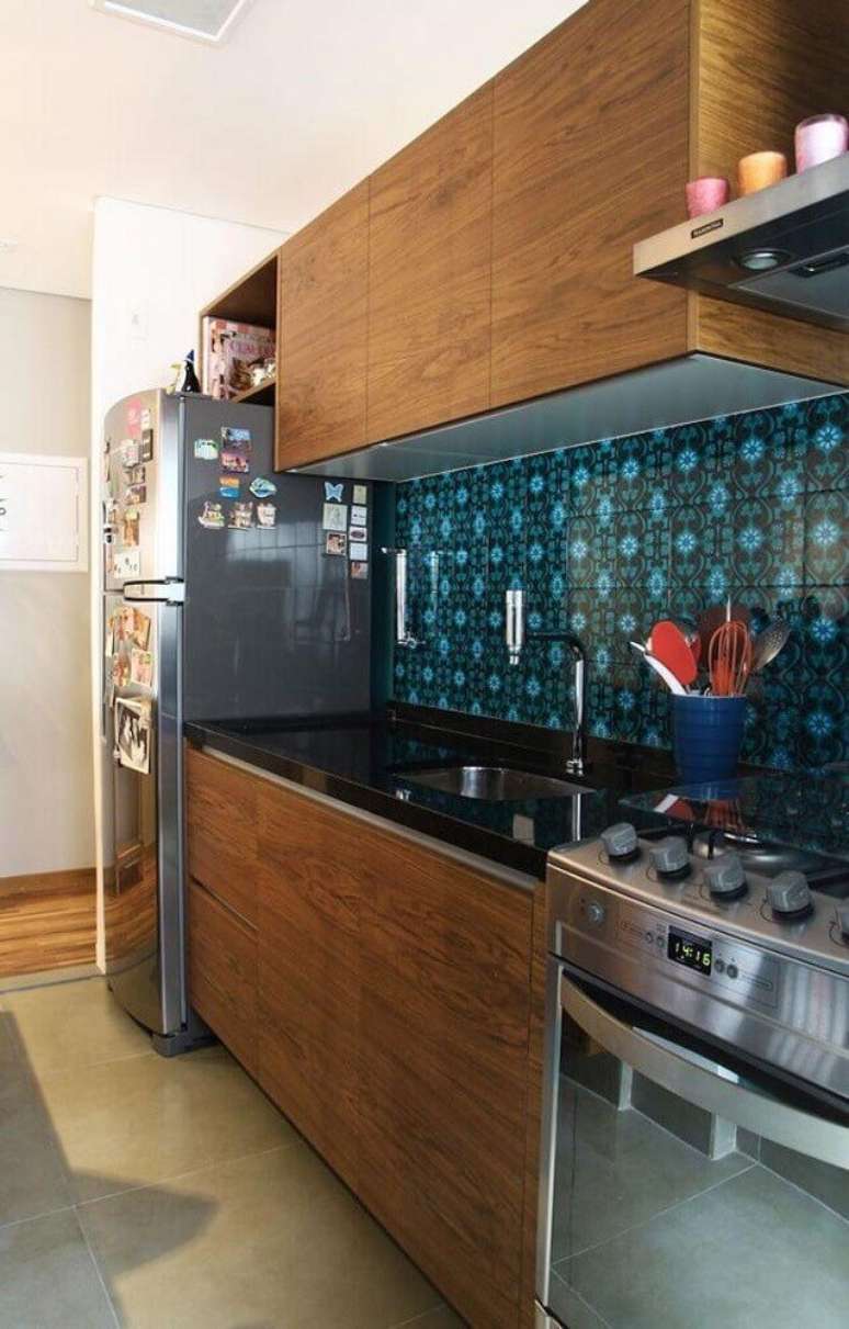 30. Modelo de cozinha pequena com azulejo retrô – Foto: Gabriela Marques