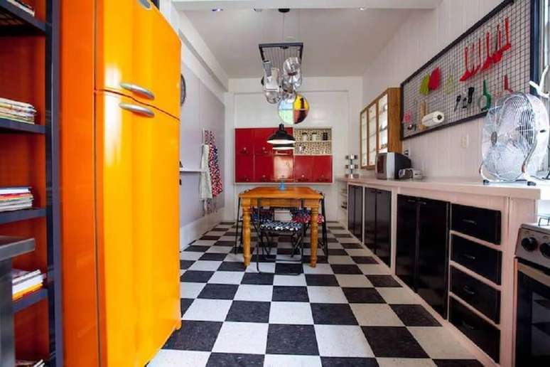 11. O piso xadrez preto e branco é grande tendência na cozinha retrô – Foto: Bel Lobo & Bob Neri