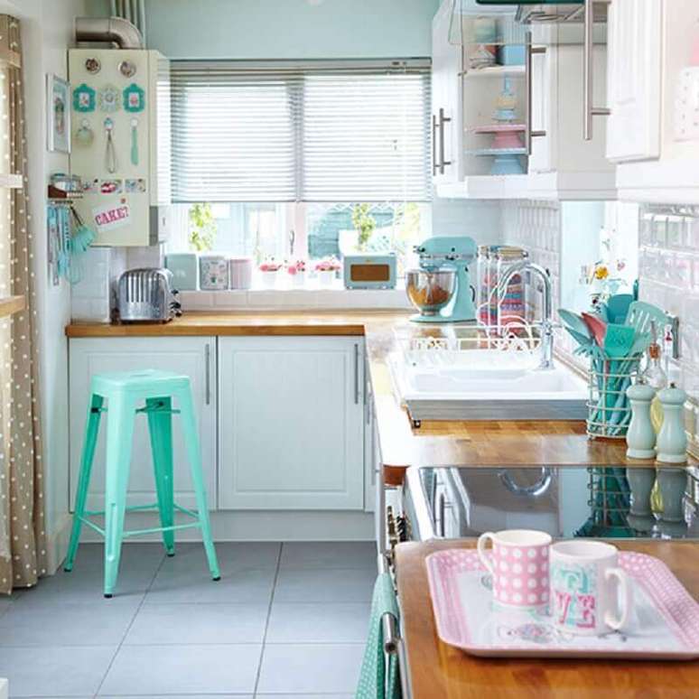 37. Decoração simples para cozinha retrô pequena – Foto: Ideal Home