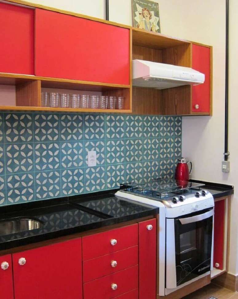 39. Decoração para cozinha com azulejo retrô e armários vermelhos – Foto: Casa de Valentina