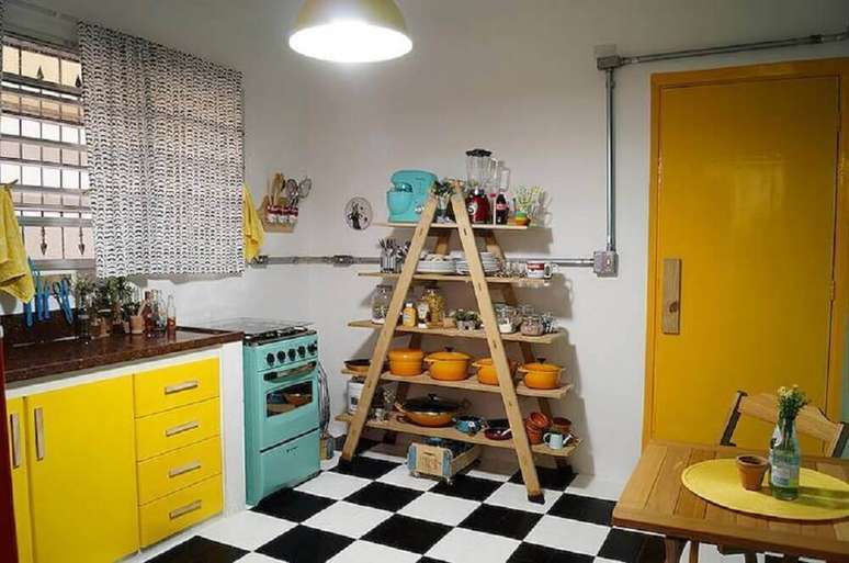 43. Decoração simples para cozinha retrô com piso xadrez preto e branco e estante de madeira – Foto: Oliver Thi