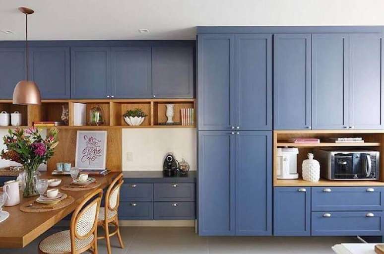 45. Decoração retrô com armário azul e mesa de jantar de madeira para cozinha ampla – Foto: Acf Arquitetura