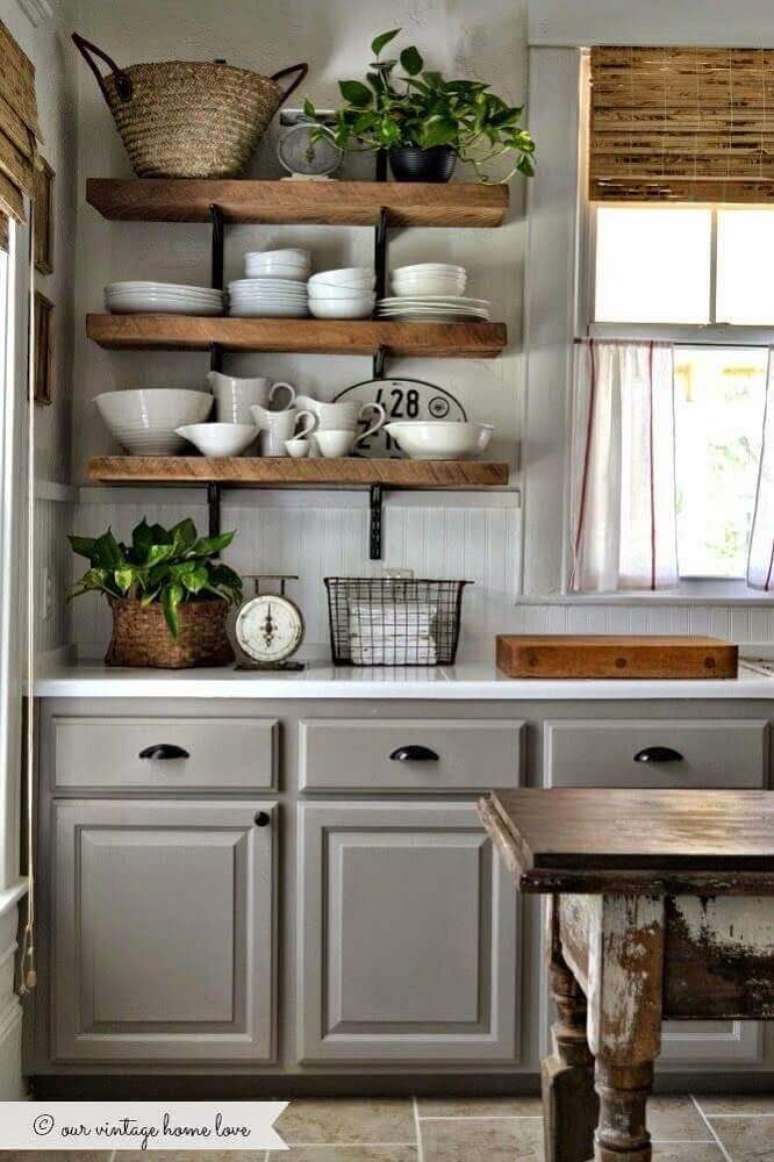 47. Modelo de armário de cozinha retrô com prateleiras de madeira – Foto: Pinterest