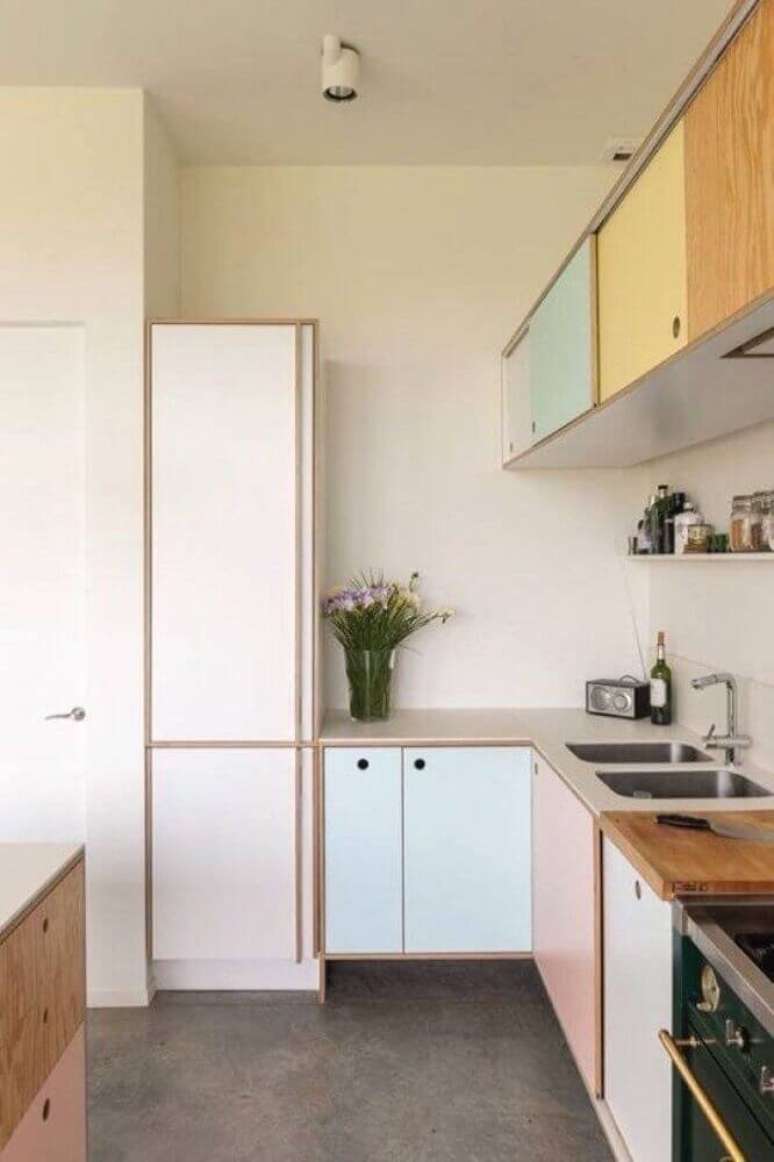 2. Decoração com armário de cozinha retrô em cores pastéis levando delicadeza para a decoração – Foto: Talo Kahdelle