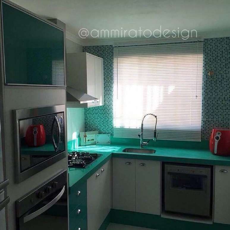 48. Decora&ccedil;&atilde;o para cozinha com estilo retr&ocirc; com pastilhas e arm&aacute;rios em verde &aacute;gua &ndash; Foto: Ammirato Design