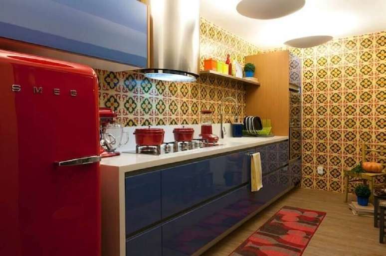 49. Decoração para cozinha com azulejo retrô e geladeira vermelha – Foto: Pamela Zottis