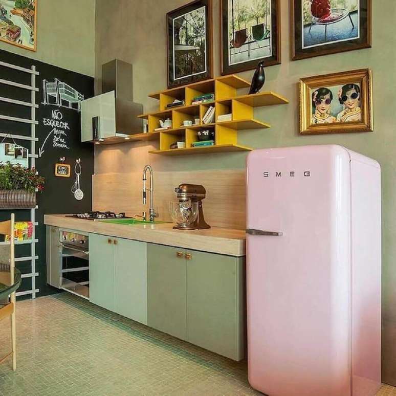 53. Decoração com quadros retrô para cozinha com geladeira cor de rosa – Foto: Forense
