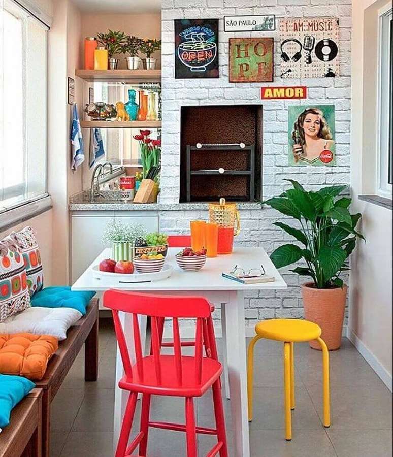 51. Modelos de quadros retrô para cozinha com cadeiras coloridas – Foto – ImGrid