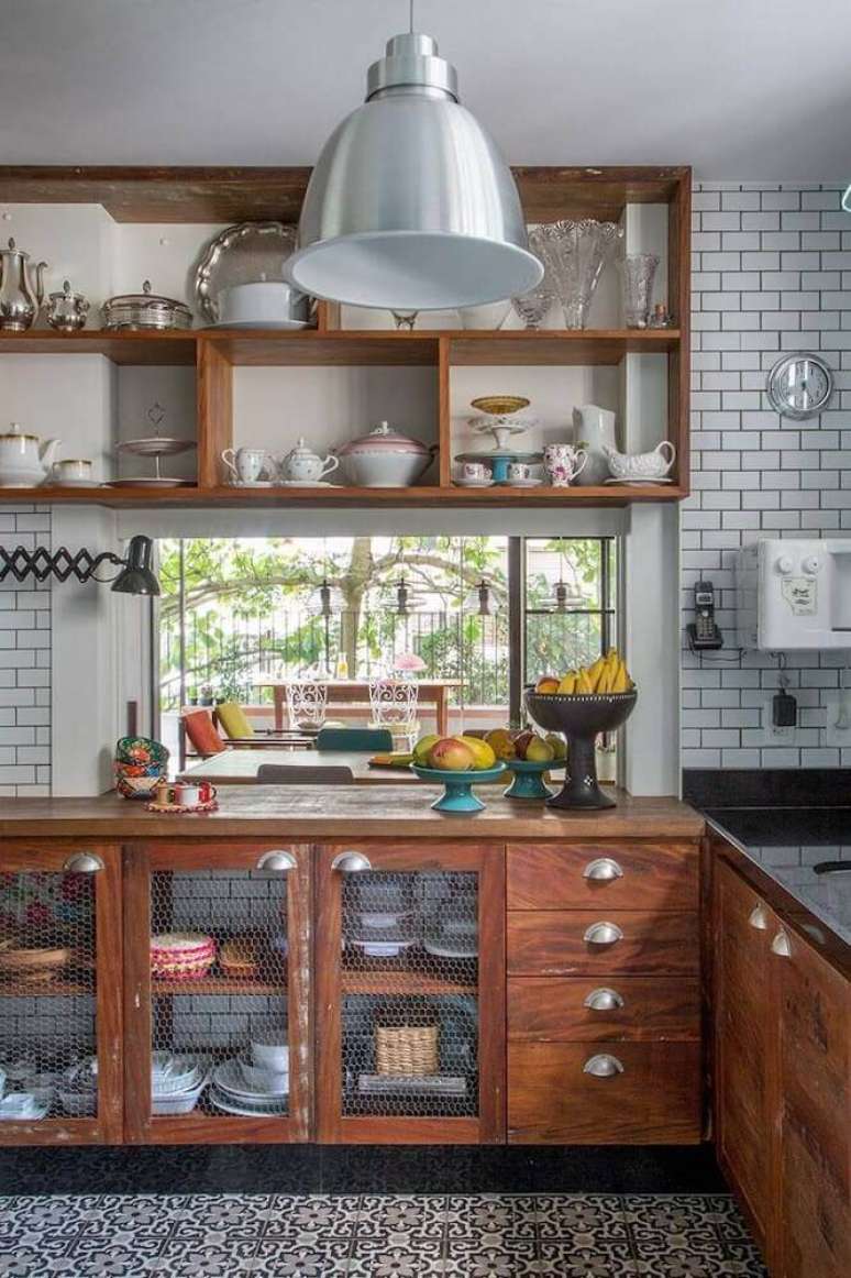 54. Decoração com piso retrô para decoração de cozinha com armários de madeira e nichos – Foto: Ex Arquitetura e Interiores