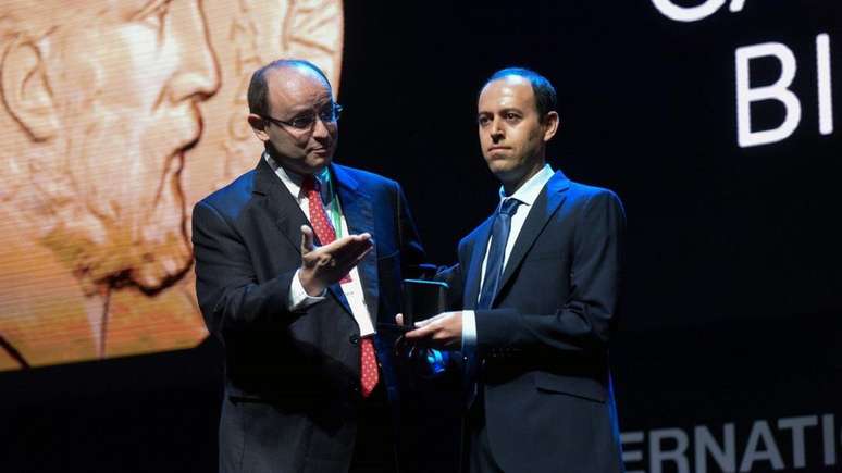 Filhos de pais que não tiveram educação formal, Birkar acabou se formando na Universidade de Teerã e aos 40, recebendo uma das medalhas mais prestigiosas de matemática