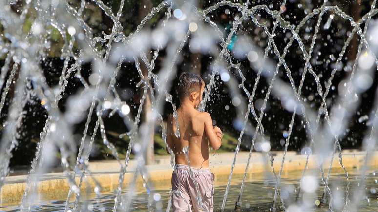 Em Madri. na Espanha, o forte calor levou os moradores a procurarem fontes de água na cidade