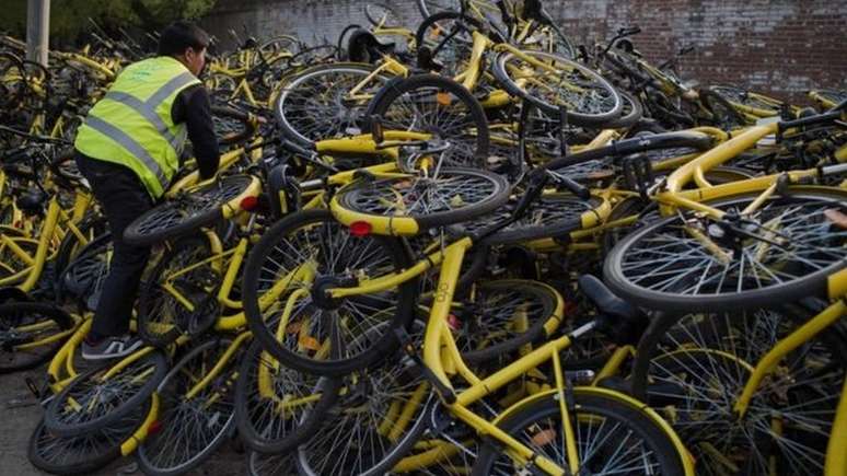 São Paulo criou regras para tentar evitar cenas como essa, de bicicletas amontoadas, na China