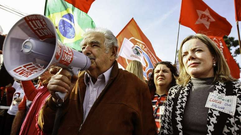 PT afirma que Lula é preso político e que condenação no caso do tríplex do Guarujá foi ilegal