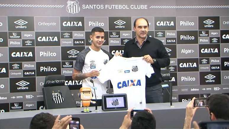González é apresentado no Santos