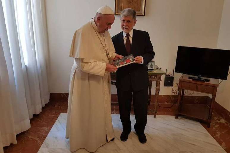 Celso Amorim entrega livro de Lula ao papa Francisco