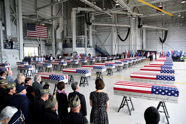 Caixões com restos mortais de soldados norte-americanos mortos na Guerra da Coreia, em cerimônia no Havaí 01/08/2018 REUTERS/Hugh Gentry