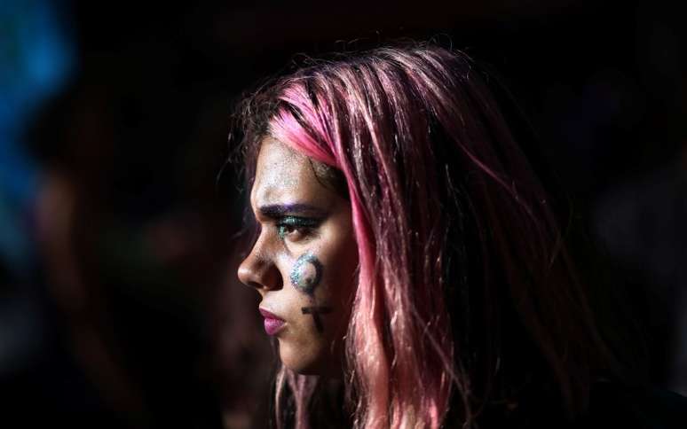 Mulher com s&iacute;mbolo das mulheres desenhado no rosto durante protesto em Buenos Aires, Argentina 08/03/2018 REUTERS/Marcos Brindicci 