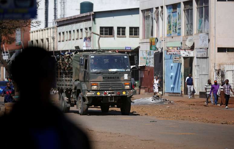 Militaresm em caminhão patrulham rua de Harare, capital do Zimbabwe
02/08/2018
REUTERS/Siphiwe Sibeko