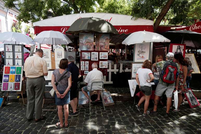 Turistas param para observar pinturas de artistas de rua em Montmartre, Paris 02/08/2018 REUTERS/Benoit Tessier
