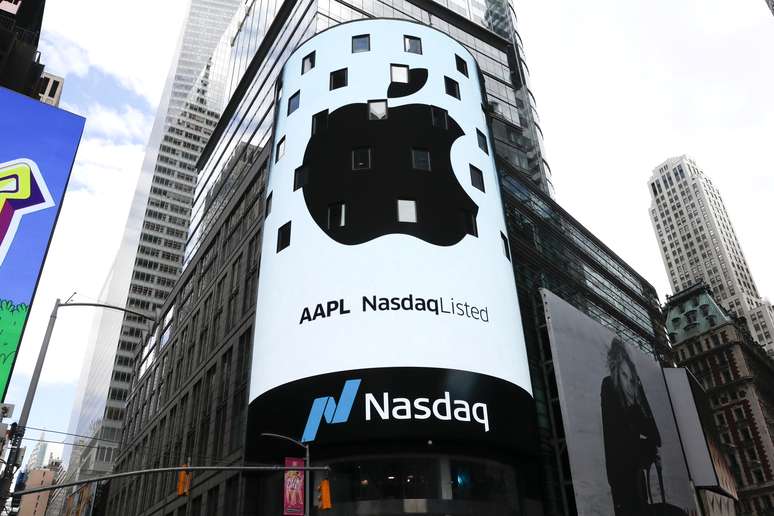 Logo da Apple em tela da bolsa Nasdaq em Nova York, Estados Unidos
02/08/201. REUTERS/Mike Segar