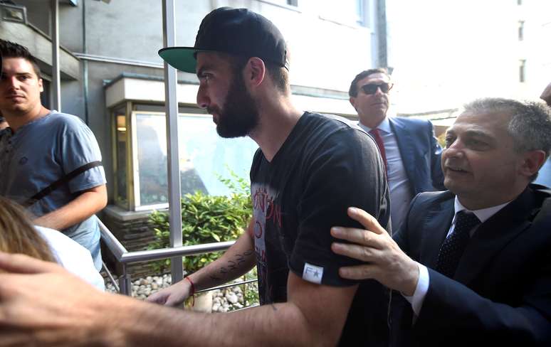 Gonzalo Higuaín chega para exames médicos em Milão
02/08/2018 REUTERS/Daniele Mascolo