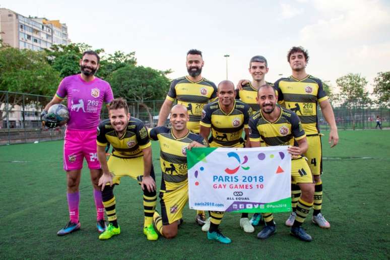 Beescats representa o Brasil no futebol no World Gay Games em Paris, na França (foto: Divulgação)