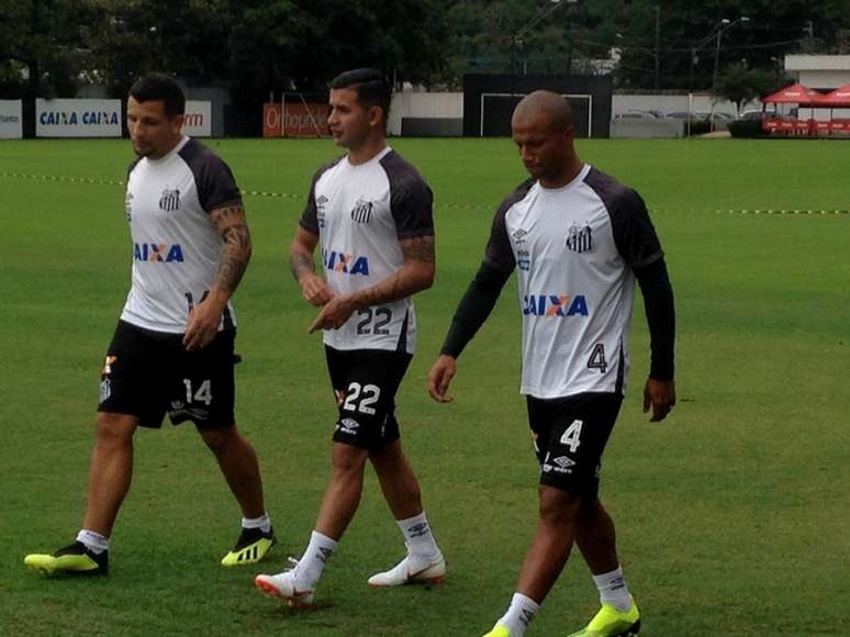 Derlis González e Carlos Sánchez treinaram com o grupo do Santos (Foto: Gabriela Brino)