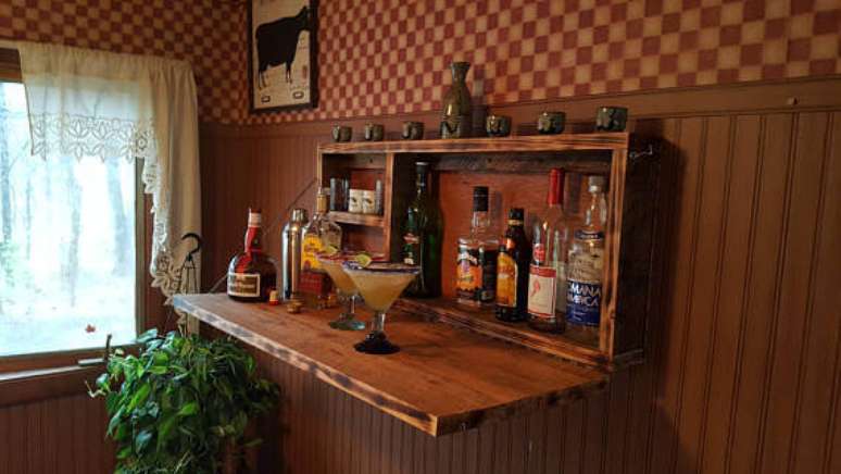 1. O bar de parede pode servir para guardar garrafas e também taças, copos e itens que podem ser usados para fazer drinks