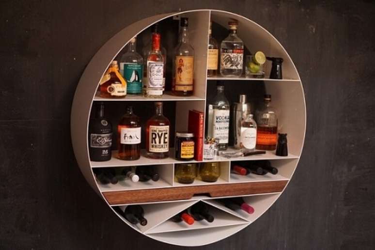 57. Suporte de parede em formato circular para garrafas. Foto de Cool Things