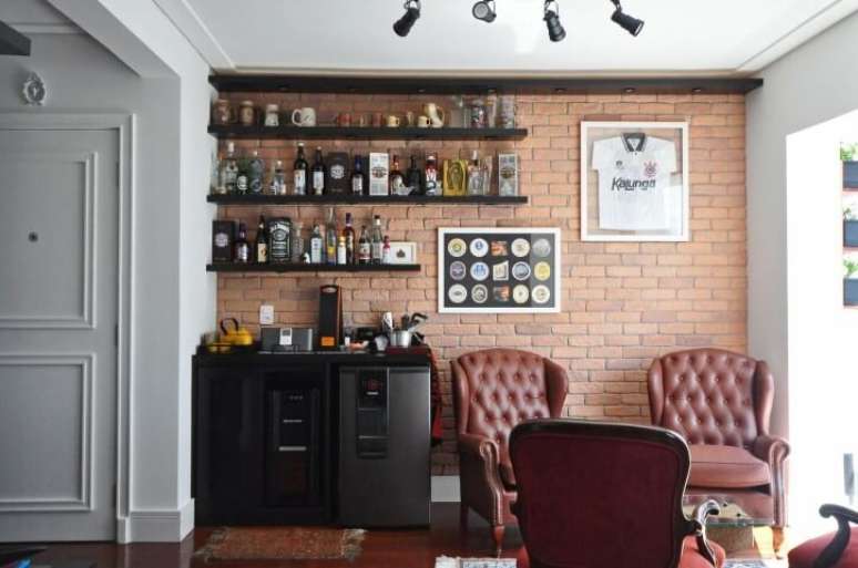 6. Aqui, vemos uma sala de estar com bar de parede em prateleiras. Projeto de Condecorar