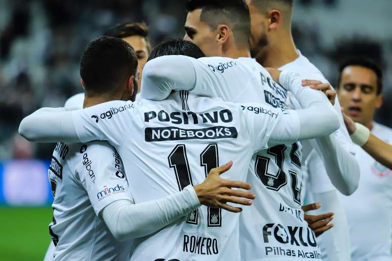 Jogadores do Corinthians comemoram gol de Romero