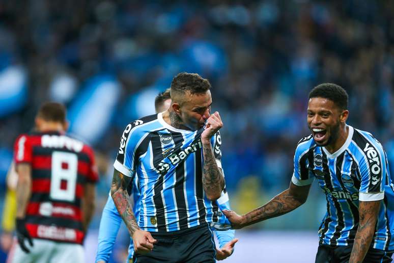 Luan comemora gol pelo Grêmio