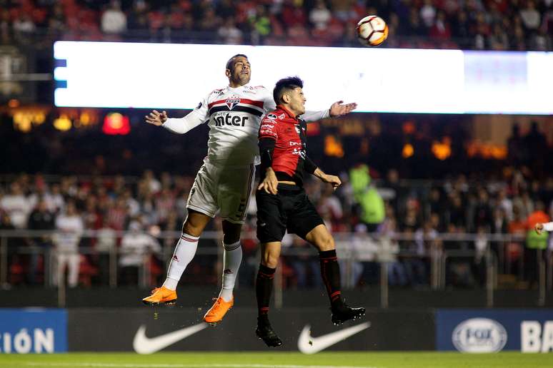 Diego Souza disputa bola a&eacute;rea