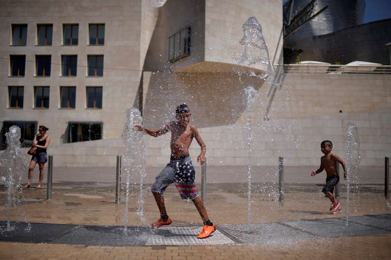 Onda de calor na Europa: um refrenco no Museu Guggenheim em Bilbao 3/8/2018 REUTERS/Vincent West 