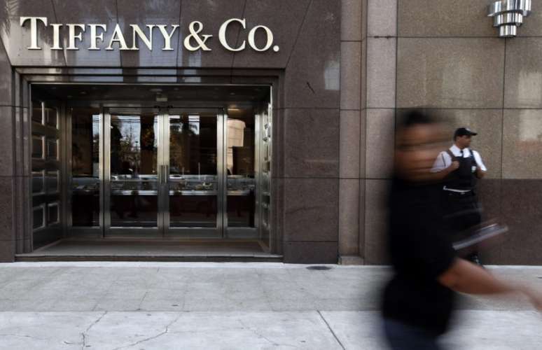 Mulher passa por loja da Tiffany & Co. no Shopping Iguatemi, em S&atilde;o Paulo. 29/07/2011. REUTERS/Nacho Doce.