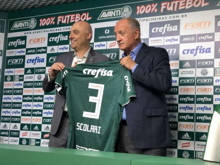 Luiz Felipe Scolari recebe a camisa do Palmeiras das mãos de Maurício Galiotte (Foto: Thiago Ferri)